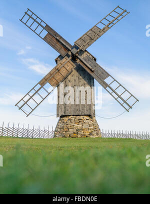 Alte hölzerne Windmühle in Angla, Insel Saaremaa, Estland. Stockfoto