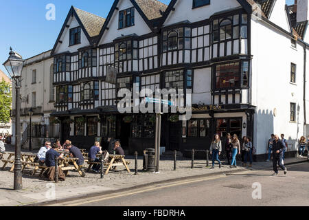 Menschen, die genießen Getränke außerhalb der Llandoger Trow Pub, King Street, Bristol, UK Stockfoto