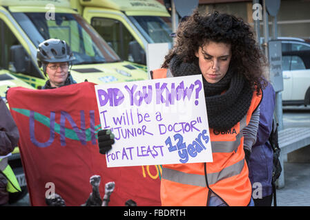 Ärzte in der Ausbildung beginnen ihre 24-Stunden-Streik und bilden einen Streikposten außerhalb der Royal London Hospital in Whitechapel, London. Stockfoto