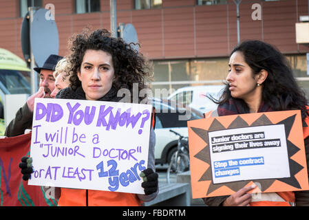 Ärzte in der Ausbildung beginnen ihre 24-Stunden-Streik und bilden einen Streikposten außerhalb der Royal London Hospital in Whitechapel, London. Stockfoto