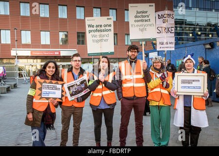 Ärzte in der Ausbildung beginnen ihre 24-Stunden-Streik und bilden einen Streikposten außerhalb der Royal London Hospital in Whitechapel, London. Stockfoto