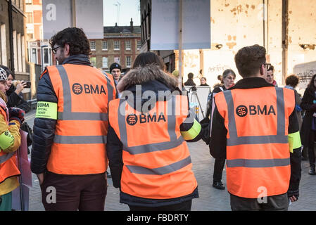 Ärzte in der Ausbildung beginnen ihre 24-Stunden-Streik und bilden einen Streikposten außerhalb der Royal London Hospital in Whitechapel, London. Stockfoto