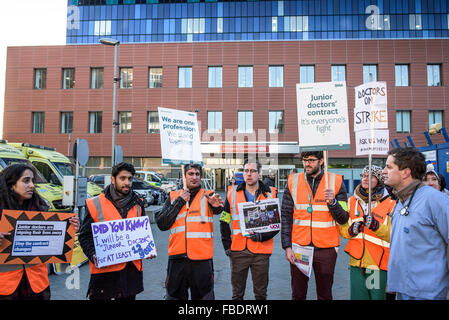 Ärzte in der Ausbildung beginnen ihre 24-Stunden-Streik und bilden einen Streikposten außerhalb der Royal London Hospital in Whitechapel, London. Stockfoto