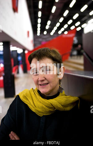 Foto: Frances Morris wurde heute als neuer Direktor der Tate Modern angekündigt. Sie posierte für diese Fotos in der Tate Modern in London, am 9. Februar 2010. Bildnachweis: David Levenson/Alamy Live-Nachrichten Stockfoto