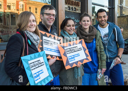 Ärzte in der Ausbildung beginnen ihre 24-Stunden-Streik und bilden einen Streikposten außerhalb der Royal London Hospital in Whitechapel, London. Stockfoto