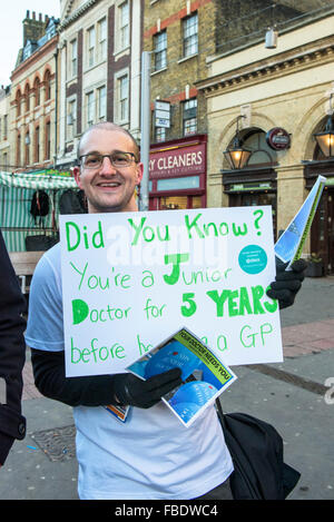 Ärzte in der Ausbildung beginnen ihre 24-Stunden-Streik und bilden einen Streikposten außerhalb der Royal London Hospital in Whitechapel, London. Stockfoto