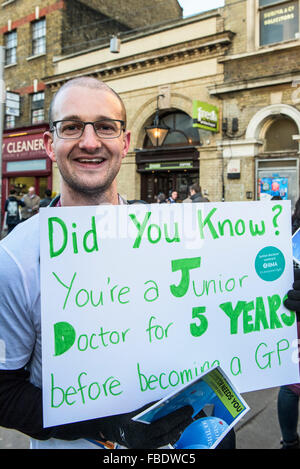 Ärzte in der Ausbildung beginnen ihre 24-Stunden-Streik und bilden einen Streikposten außerhalb der Royal London Hospital in Whitechapel, London. Stockfoto