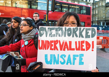 Ärzte in der Ausbildung beginnen ihre 24-Stunden-Streik und bilden einen Streikposten außerhalb der Royal London Hospital in Whitechapel, London. Stockfoto