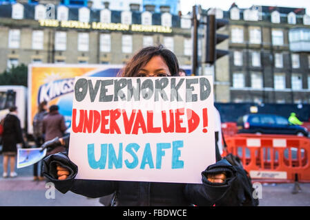 Ärzte in der Ausbildung beginnen ihre 24-Stunden-Streik und bilden einen Streikposten außerhalb der Royal London Hospital in Whitechapel, London. Stockfoto