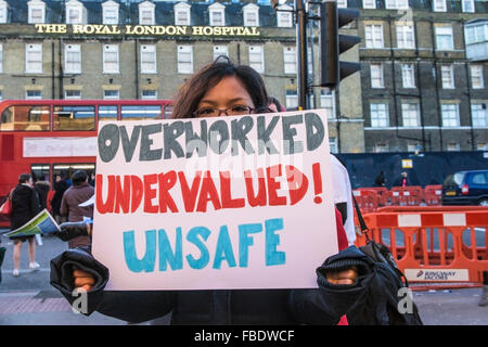 Ärzte in der Ausbildung beginnen ihre 24-Stunden-Streik und bilden einen Streikposten außerhalb der Royal London Hospital in Whitechapel, London. Stockfoto