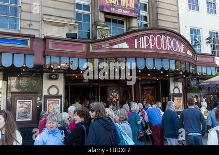 Menschen kommen aus dem Bristol Hippodrome Theater nach einer Matinee, UK Stockfoto