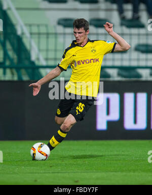 Dubai, UEA. 12. Januar 2016. Dortmunder Pascal Stenzel in Aktion während der Fußball-Testspiel der Bundesliga Fußball Vereine Borussia Dortmund gegen Eintracht Frankfurt in der Maktoum bin Rashid al Maktoum Stadion in Dubai, UEA, 12. Januar 2016. Foto: Guido Kirchner/Dpa/Alamy Live News Stockfoto