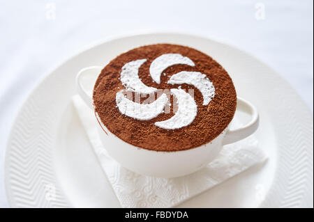 Tiramisu auf weißen Teller Studio gedreht Stockfoto