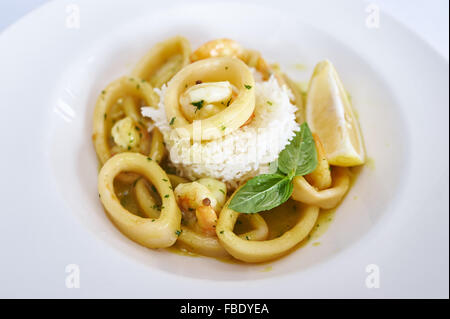 Garnelen, Tintenfisch in Curry-Sauce und Reis Stockfoto