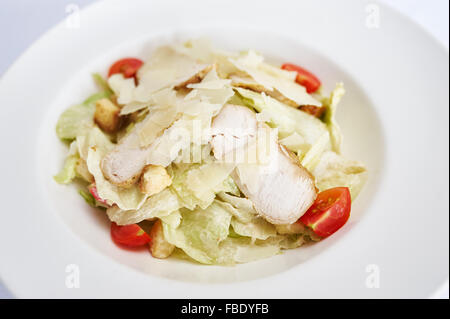 Caesar Salat mit Huhn auf weißen Teller Studio gedreht Stockfoto