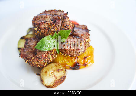 Filet Mignon mit Grillgemüse auf weißen Teller Studioaufnahme Stockfoto