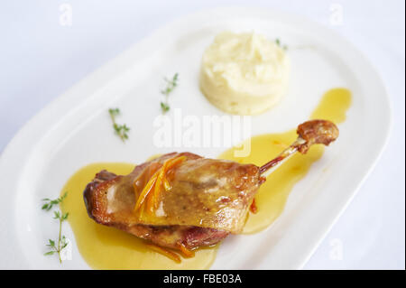 Entenkeule mit Kartoffelpüree auf weißen Teller Studioaufnahme Stockfoto