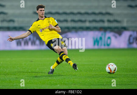 Dubai, UEA. 12. Januar 2016. Dortmunder Pascal Stenzel in Aktion während der Fußball-Testspiel der Bundesliga Fußball Vereine Borussia Dortmund gegen Eintracht Frankfurt in der Maktoum bin Rashid al Maktoum Stadion in Dubai, UEA, 12. Januar 2016. Foto: Guido Kirchner/Dpa/Alamy Live News Stockfoto