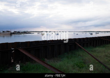 Blick über den Fluss Deben, in Richtung Fähre Felixstowe, Suffolk, UK. Stockfoto