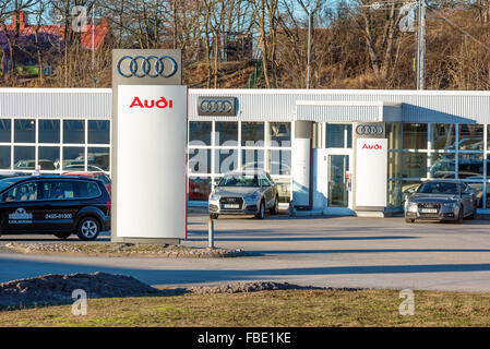 Karlskrona, Schweden - 13. Januar 2016: Jeppssons Audi Händler Fassade mit Autos vor. Man gibt einen silbernen Audi U8 2015 und eine weitere Stockfoto