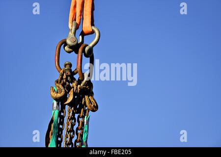 Schwere Industrie-Kette eingehakt auf einen Baukran Stockfoto