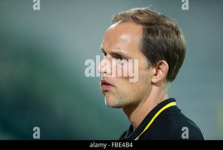 Dubai, UEA. 12. Januar 2016. Dortmunds Trainer Thomas Tuchel im Bild vor der Fußball-Testspiel des Fußball-Bundesligisten Borussia Dortmund gegen Eintracht Frankfurt in der Maktoum bin Rashid al Maktoum Stadion in Dubai, UEA, 12. Januar 2016. Foto: Guido Kirchner/Dpa/Alamy Live News Stockfoto