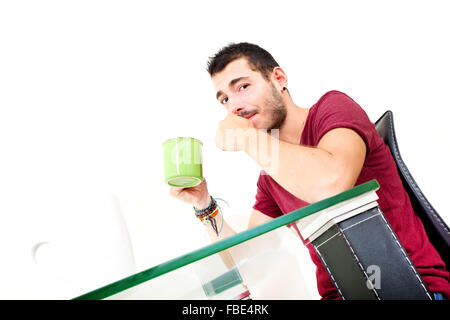 Porträt eines jungen Mannes im roten Hemd zu sitzen und zu denken. Stockfoto