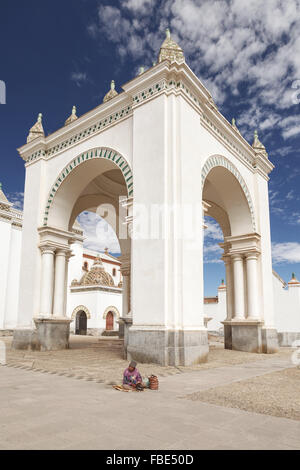 Obdachlose Alter Mann sitzt vor der Kirche Nuestra Señora de Copacabana, Bolivien Titicacasee Stockfoto