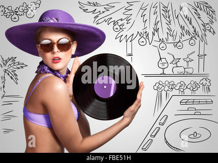 Bunte Fotos von einem schönen Deejay in Bikini eine retro-Vinyl-Schallplatte in ihren Händen auf skizzenhafte Hintergrund eines DJ-Mixers hält und Stockfoto