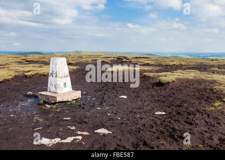 Triangulation Station oder trig Point auf Moorland am braunen Knoll, Derbyshire, Peak District National Park, England, Großbritannien Stockfoto