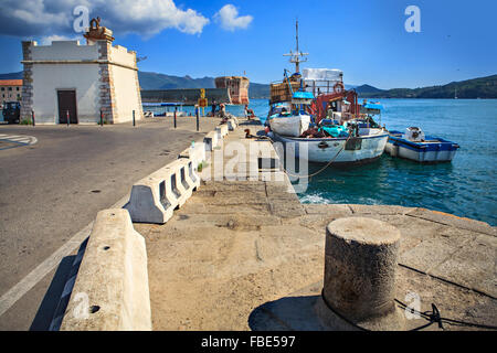 PORTOFERAIO, Insel ELBA, Italien - ca. AUGUST 2011: Der Hafen und Straßen in Portoferraio Stockfoto