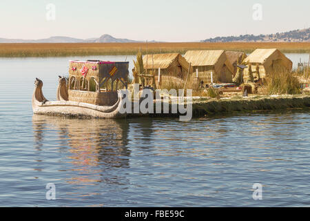 Reed-Boot auf die Insel der Uros. Das sind schwimmende Inseln auf dem Titicacasee liegt zwischen Peru und Bolivien. Buntes Bild mit y Stockfoto