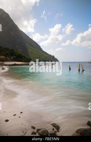 Strand am Fuße der Gros Piton, St Lucia Stockfoto