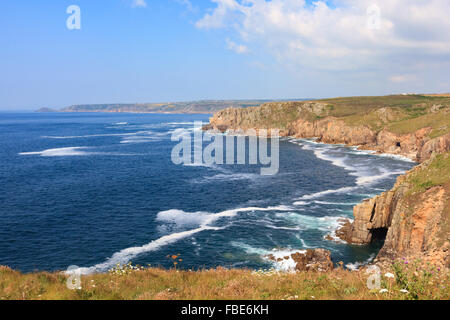 Umfangreiche Küsten Blick über idyllische blaue Meer, Himmel und Klippen in Richtung Cape Cornwall von Endland. Stockfoto