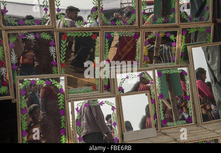 Bolpur, Indien. 15. Januar 2016. Indisch-hinduistischen Anhänger spiegeln sich im Spiegel am Ajay Fluß in der Nähe der Joydev Messe rund 200 Kilometer von Kalkutta, Hauptstadt von Ost-Indien Westbengal Zustand, Indien, 15. Januar 2016. Eine große Anzahl von Hindu-Pilger konvergieren für die Joydev-Messe, die heute anlässlich des Makar Sankranti, Höhepunkt ist ein heiliger Tag der hinduistische Kalender, bei dem ein Bad, gilt als große religiöse Bedeutung. Bildnachweis: Tumpa Mondal/Xinhua/Alamy Live-Nachrichten Stockfoto