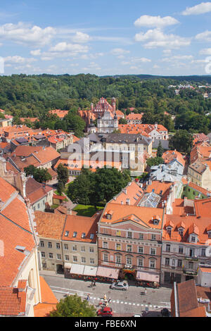 Blick über Pilies Gatve in Richtung Kirche von St. Anne, Bernhardiner-Kirche und die Kirche Heimatmuseum, Vilnius, Litauen Stockfoto