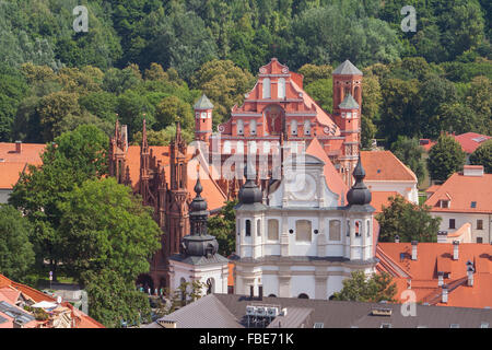 Blick auf St.-Anna-Kirche, Bernhardiner-Kirche und die Kirche Heimatmuseum, Vilnius, Litauen Stockfoto