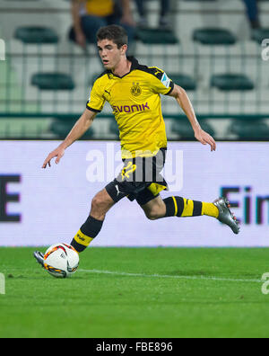 Dortmunder Christian Pulisic in Aktion während der Fußball-Testspiel der Bundesliga Fußball Vereine Borussia Dortmund gegen Eintracht Frankfurt in der Maktoum bin Rashid al Maktoum Stadion in Dubai, UEA, 12. Januar 2016. Foto: Guido Kirchner/dpa Stockfoto