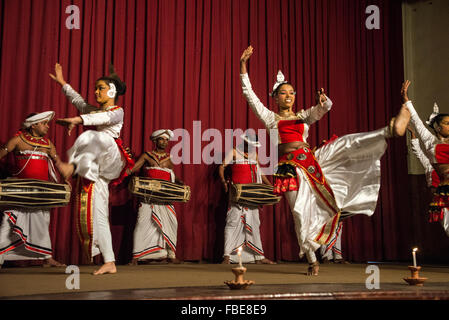 Eine Gruppe von Kandyan-Tänzern, die den Pooja-Tanz mit den Kandyan-Trommlern aufführen, Teil des Kandyan-Tanzes in Kandy, Sri Lanka Stockfoto