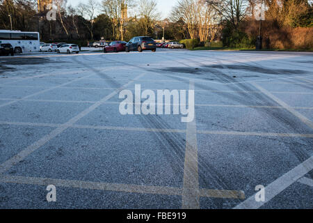 Reifenspuren auf einem Parkplatz an einem frostigen Morgen Stockfoto