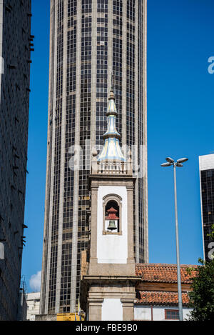 Igreja de Santa Luzia gegenübergestellt mit modernen Turm, Rio De Janeiro, Brasilien Stockfoto