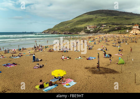 Menschenmenge Sonnenbaden am Strand Arena Bilbao, Spanien Stockfoto