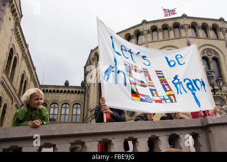 Norwegisch-Rallye zur Unterstützung der syrischen Flüchtlinge halten einen Banner zu lesen, "Wir werden menschliche", Oslo, Norwegen, 12. September 2015. Stockfoto