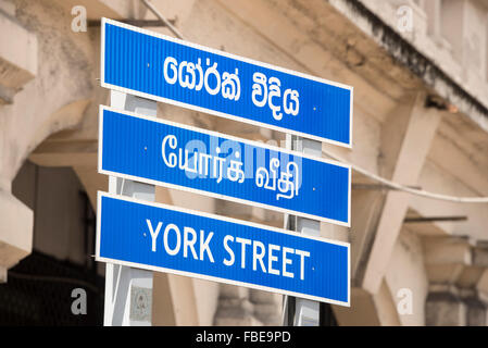 Alle Straßenschilder sind in Singhalesisch, Tamil und Englisch angezeigt. Colombo, Sri Lanka Stockfoto