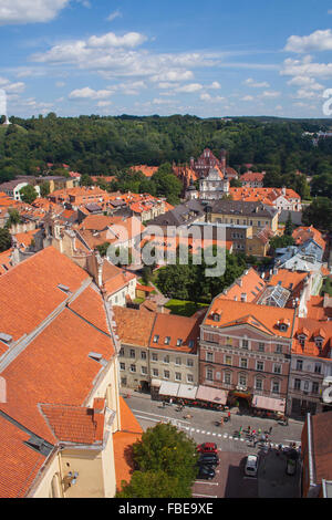 Blick über Pilies Gatve in Richtung Kirche von St. Anne, Bernhardiner-Kirche und die Kirche Heimatmuseum, Vilnius, Litauen Stockfoto