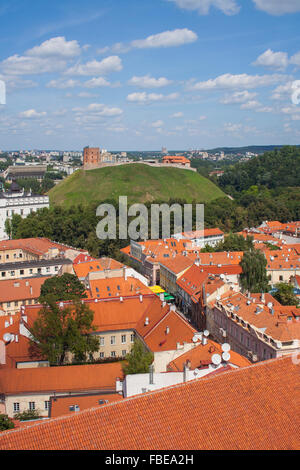 Blick auf die Altstadt Stadt, Pilies Gatve und Gediminas-Turm, Vilnius, Litauen Stockfoto