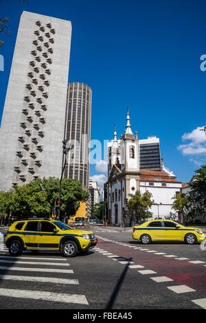 Igreja de Santa Luzia gegenübergestellt mit modernen Türmen, Rio De Janeiro, Brasilien Stockfoto