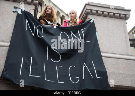 Norweger Rallye zur Unterstützung der syrischen Flüchtlinge halten einen Banner zu lesen, "Kein Mensch ist Illegal", vor dem Parlamentsgebäude in Oslo, Norwegen, 12. September 2015. Stockfoto