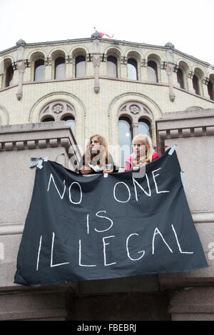 Norweger Rallye zur Unterstützung der syrischen Flüchtlinge halten einen Banner zu lesen, "Kein Mensch ist Illegal", vor dem Parlamentsgebäude in Oslo, Norwegen, 12. September 2015. Stockfoto