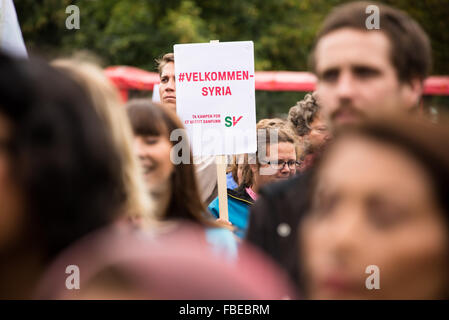 Norweger Rallye zur Unterstützung der syrischen Flüchtlinge halten ein Schild mit der Aufschrift, "Willkommen Syrien", Oslo, Norwegen, 12. September 2015. Stockfoto